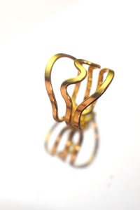 Anillo de onda abstracta chapado en oro hecho a mano para mujer – Anillo de dedo ajustable de latón con diseño llamativo |   Joyería de Moda Minimalista - Product Image 2