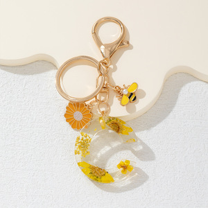 Nuevo Llavero con Alfabeto de Abeja y Margarita Amarilla, Borla de Flores Secas, Decoración para Mochila y Bolso, Regalo para Mujeres y Niñas - Product Image 4