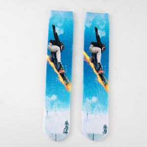 Calcetines de esquí cálidos con estampado digital 3D por sublimación en toda la superficie, de algodón orgánico y bambú reciclado, personalizados al por mayor con MOQ bajo - Product Image 5