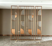 Cloison en acier inoxydable pour l'entrée d'un restaurant