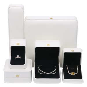 FADELI PACKING FSC Scatola di Imballaggio in Plastica Rivestita in Pelle PU Bianca con Logo Personalizzato, Scatola per Gioielli in Camoscio per Anelli, Collane e <span class=keywords><strong>Bracciali</strong></span> - Product Image 2