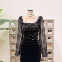 Nouvelle Collection Automne 2026 Robe moulante en velours à col carré, avec empiècements en dentelle noire et taille cintrée