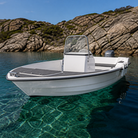 Bateau de pêche de loisirs 4,85 m avec siège réglable et moteur hors-bord 90 CV, 5 personnes, pont avec écran en verre incurvé, usage commercial