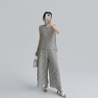 En stock : Ensemble d'été plissé Miyake 2 pièces élégant, comprenant un haut court sans manches uni à texture tissée 3D et un pantalon ample à jambes larges