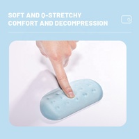 Tapis de jeu et de bureau en mousse à mémoire de forme bleu personnalisé avec design perforé, ensemble tapis de souris et repose-poignets pour clavier de jeu, en stock