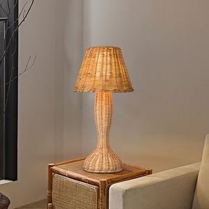 Nachhaltige Natürliche Rattan Aufladbare Schreibtischlampe Großhandel Handgeflochtene Rattan Tischlampen Dekorative Desktop-Lampe - Product Image 1