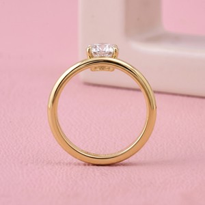 Elegante Anillo Solitario de Diamante de Corte Ovalado en Oro con Diseño de Doble Vástago Ondulado para Joyería Fina y Uso en Compromisos - Product Image 4