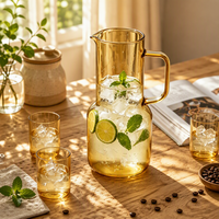 Pichet à eau moderne en verre coloré de 1600 ml avec couvercle, poignée et bec verseur – Compatible micro-ondes, sans BPA, pour eau froide/chaude, thé glacé, boissons, cuisine