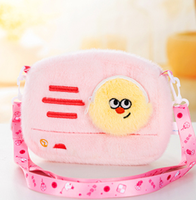 Sacs à dos en peluche radio roses en gros, rembourrés de coton PP doux, avec visage jaune mignon, faible MOQ pour machines à griffes et distributeurs automatiques