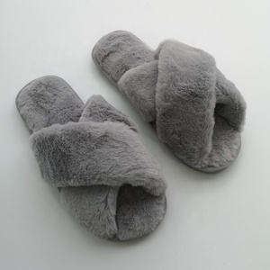 Pantofole da donna all'ingrosso 2019: Ciabatte interne con cinturini incrociati, Ciabatte esterne in peluche a due cinturini - Product Image 1