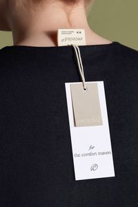 Etiquetas de ropa ecológicas impresas a medida con logotipos en relieve son una opción sostenible para calzado y equipaje. - Product Image 2