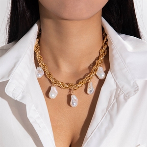 Die <span class=keywords><strong>Chok</strong></span>-Halskette, ein einzigartiges und auffälliges geometrisches rundes Anhängerstück mit einer Kette aus grenzüberschreitenden Accessoires aus Europa. - Product Image 2