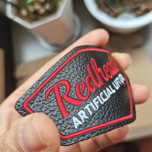 עיצוב עור אמיתי מותאם אישית עבור בגדים הבלטה רקומים לוגו מבושל בגדי עור pu-נעלי תג דגם - Product Image 5