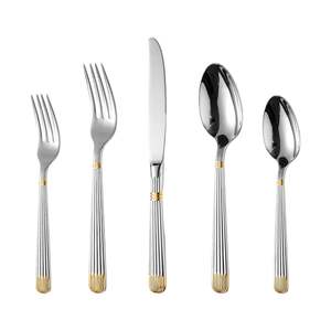 <span class=keywords><strong>Juego</strong></span> <span class=keywords><strong>de</strong></span> <span class=keywords><strong>Cubiertos</strong></span> <span class=keywords><strong>de</strong></span> Acero Inoxidable con Mango Acanalado <span class=keywords><strong>de</strong></span> Rayas Verticales <span class=keywords><strong>de</strong></span> Lujo, <span class=keywords><strong>Juego</strong></span> <span class=keywords><strong>de</strong></span> <span class=keywords><strong>Cubiertos</strong></span> Plateados y Dorados para Bodas, Hoteles y Banquetes - Product Image 1