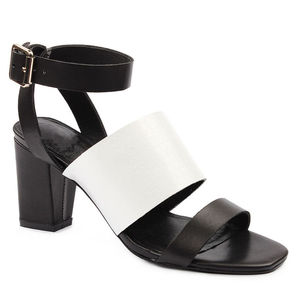 รองเท้าดีไซน์ลำลองสีขาวสายรัดข้อเท้าหนังยางหัวเข็มขัดสายรัดส้นผู้หญิงสี่เหลี่ยมรองเท้าส้นสูงเปิดนิ้วเท้าขายส่งโลโก้ที่กำหนดเอง - Product Image 4