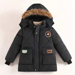 Vente en gros de manteaux d'hiver pour garçons, rembourrés, à capuche épaisse, avec garniture en fausse fourrure, logo sportif, coupe-vent, <span class=keywords><strong>parka</strong></span> à 2 poches, veste sur mesure - Product Image 2