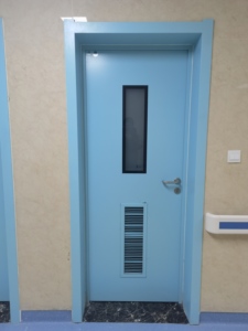 Porte Sanitaire en Acier Personnalisée avec Fenêtre en Verre et Persienne Perforée pour Zone Propre - Product Image 5