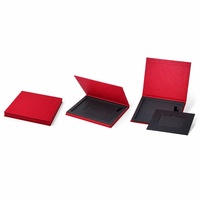 Boîte cadeau rigide rouge avec insert en carton noir pour cartes de vœux, invitations de mariage, messages de fêtes, style d'emballage de vente au détail