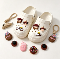Ensemble de breloques en PVC personnalisées HS Brand, motif fille de dessin animé Kawaii, chaînes à boutons florales, accessoires souples détachables pour sabots et sacs, avec donut