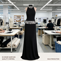 Robe de soirée formelle pour femme, col halter, col haut, richement ornée de perles et de sequins, sans manches, coupe ajustée, longueur maxi