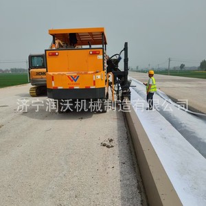 Machine à coffrage mobile pour le pavage de bordures routières en béton - Product Image 4