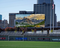 Pantalla LED Publicitaria para Campos de Fútbol al Aire Libre, Columna P4, IP65 Impermeable, HDR10+, Alto Brillo, Legible Bajo la Luz Solar, Video Digital