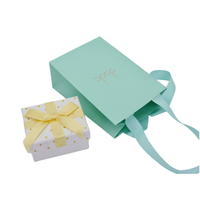 Maßgefertigte Papiertüten in Champagner-Gold, Elegante Verpackungstaschen mit Geprägtem Firmenlogo für Luxuriöse Einzelhandels- und Geschenkanlässe