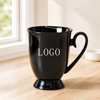 Mug en céramique noir brillant à pied haut 300 ml, base surélevée, corps conique, anse incurvée, logo personnalisé, couleur, pour la maison, le bureau, les cafés, vente en gros