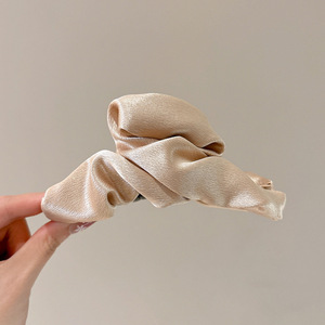 Exquisito clip de tela plisada con brillo de alta gama para primavera y verano, estilo francés, temperamento de influencer, con un toque de alta costura. - Product Image 4