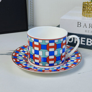 Ensemble tasse et soucoupe à café en céramique à carreaux rouges et bleus, style européen de luxe, très vendu - Product Image 2