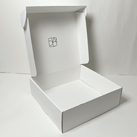 Boîte d'expédition personnalisée en carton ondulé blanc grand format, doublée d'éponge, avec logo noir gaufré, revêtement UV et pelliculage mat, pour chaussettes et fourrures