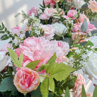 Chemin de table en soie avec fleurs artificielles, aspect réaliste, fait main, arrangement de centre de table de mariage professionnel et luxueux