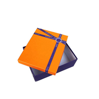 Boîte en carton ondulé écologique et recyclable avec logo imprimé personnalisé, finition de luxe avec revêtement UV quadricolore, forme pour cadeau