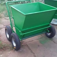 Épandeur de sable manuel compact pour l'entretien des terrains de sport et des pelouses