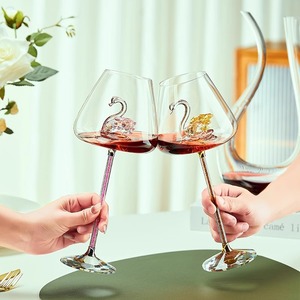 Copa de Vino de Cristal Transparente Roja, Estilo Nórdico Moderno y Sencillo, Soplada a Mano, con Forma de Cisne, de Lujo, para Reuniones Familiares - Product Image 1