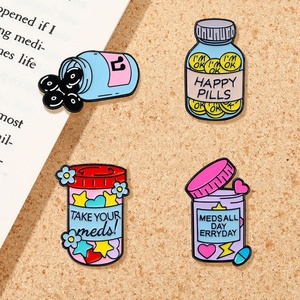 Broche créative et mignonne <span class=keywords><strong>en</strong></span> forme de flacon de médicament avec lettres anglaises, accessoire de décoration pour sac à dos et vêtements, badge - Product Image 6