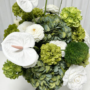 Centro de Mesa de Boda Realista Hecho a Mano con Hortensias y Anturios de Seda - Larga Duración - Product Image 3