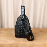 Tas dada pria kulit asli bermotif buaya tas selempang pria tas selempang kasual trendi yang dipersonalisasi tas selempang satu bahu.