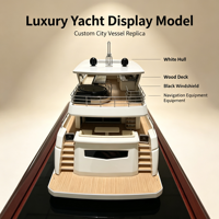 Maquette de yacht de luxe personnalisée avec coque blanche, pont texturé bois et support d'affichage miroir