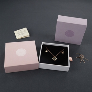 Grande boîte à bijoux avec impressions rouges et inserts en mousse - Personnalisée - Product Image 1
