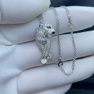 18K ホワイトゴールド ダイヤモンドがちりばめられたパーソナライズされたヒョウ柄ペンダントネックレス：スタイリッシュで豪華なパーティー/記念日の贈り物 - Product Image 6