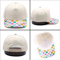 Gorra de Béisbol Snapback Personalizada con Estampado de Tablero de Ajedrez, Visera Plana, Multicolor, Corona Crema, Ajustable, Unisex, Estilo Urbano de Verano
