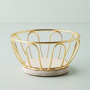 Corbeille à fruits décorative en métal doré avec base en bois, bol de service moderne en fil métallique ouvert pour centre de table et cuisine - Product Image 3