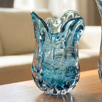 Vase à fleurs bleu marine soufflé à la bouche, style opulence méditerranéenne, avec ridus sculptés et bord ondulé, pièce maîtresse artistique pour la décoration de villa
