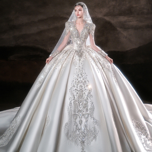 Robe de mariée de bal LSHT115 moderne, brillante, en satin, col en V, avec dentelle florale brodée, appliques de cristaux et manches longues, traîne chapelle - Product Image 1