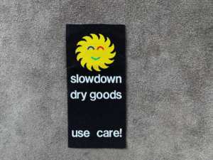 無料サンプル提供MOQカスタムブランドロゴなしフォールド服ダマスク縫製ネック衣服織りラベル生地タグ - Product Image 6