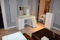 Table de maquillage en bois MDF recouverte de verre blanc avec peinture haute brillance et miroir éclairé pour le maquillage dans la chambre