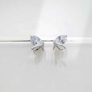 Pendientes de plata de ley 925 al por mayor, estilo coreano, pequeños y elegantes, con baño de oro, con diseño de mariposa, para mujer. - Product Image 4