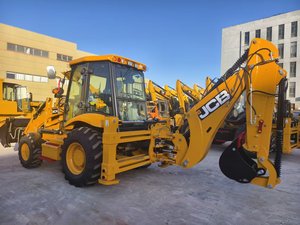 Chargeuse sur pneus JCB 3CX 8,1 tonnes, norme industrielle, nouvelle, avec godet 4-en-1, attache rapide, cabine climatisée, 0 heure, garantie usine, certifiée CE EPA - Product Image 5