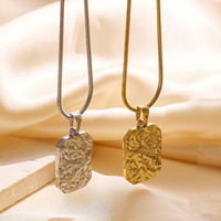 Carré en acier inoxydable Pendentif rétro en plaqué or 18 ct martelé populaire Collier carré en or pour femmes